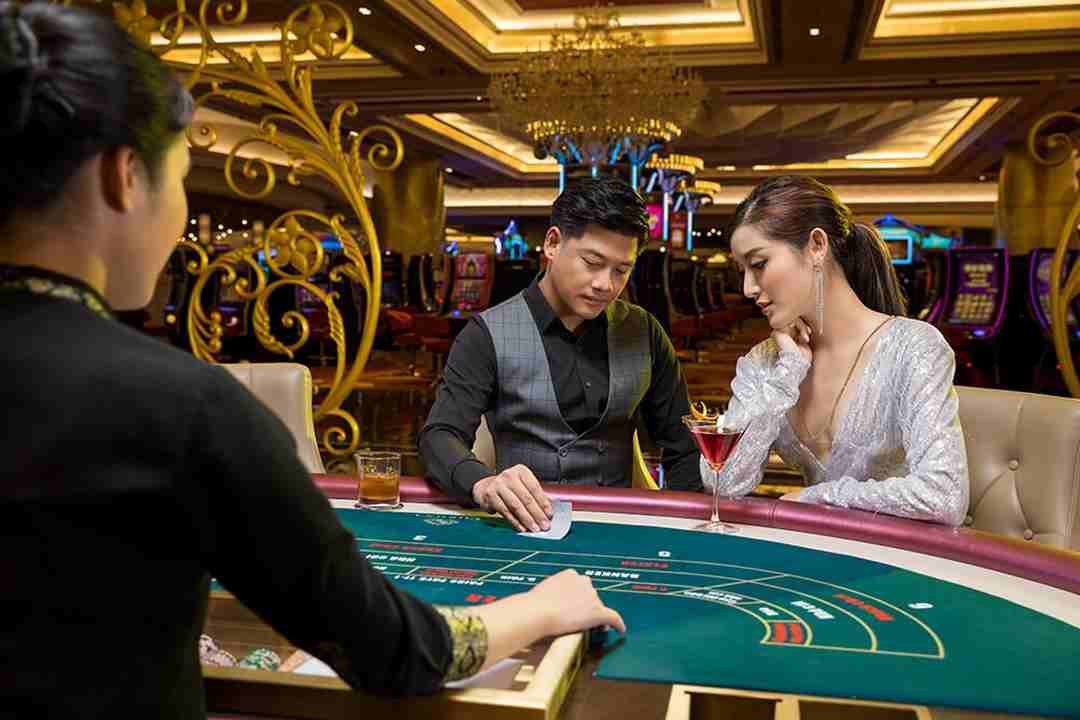 Felix khoác cho mình một chiếc áo lộng lẫy, xa hoa