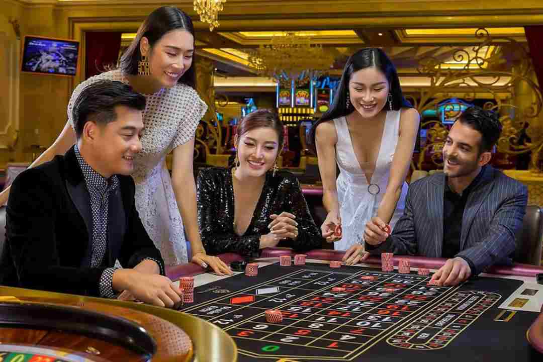 Du khách cùng chơi Baccarat với Saitaku Resort