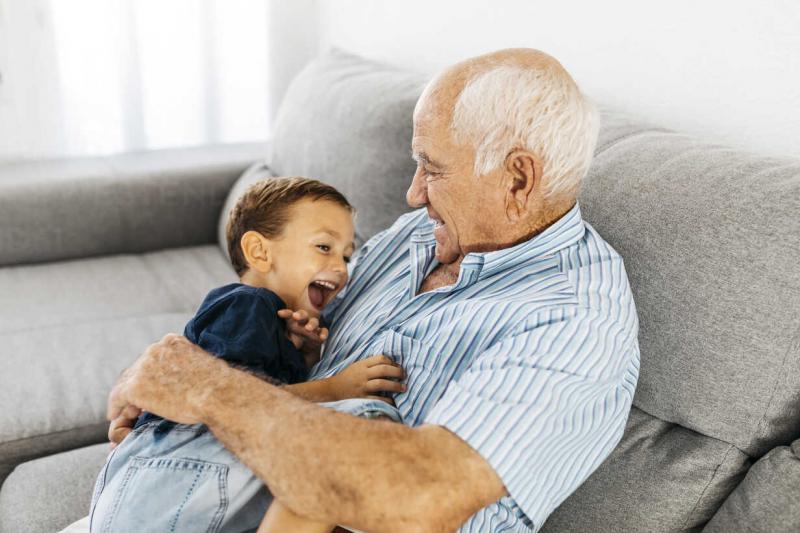 Nhờ có ông, gia đình em luôn vui vẻ và đầm ấm.