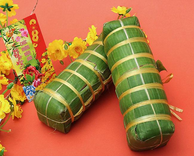 Bánh chưng ở miền Bắc và bánh tét ở miền Nam.