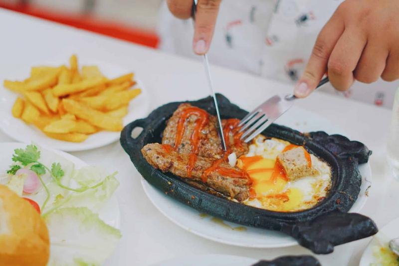Bánh Mì Beefsteak Lệ Hồng