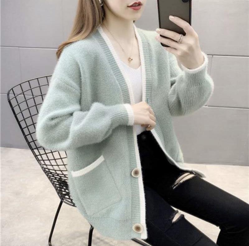 Cardigan nữ kết hợp với áo phông và quần jean