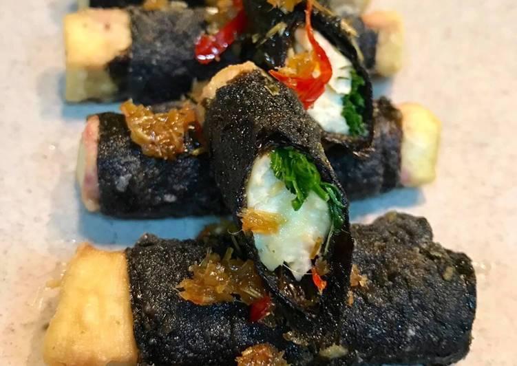 Món đậu hũ cuốn rong biển sốt tương