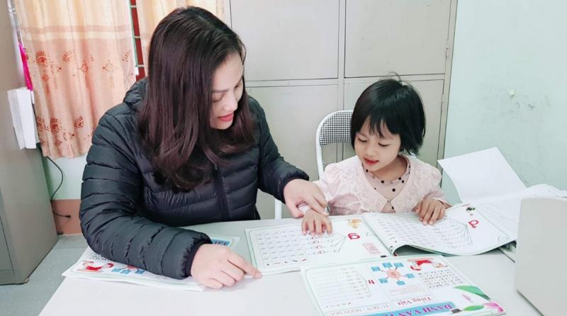 Dạy con cách đọc và viết chữ thường trước, chữ hoa sau