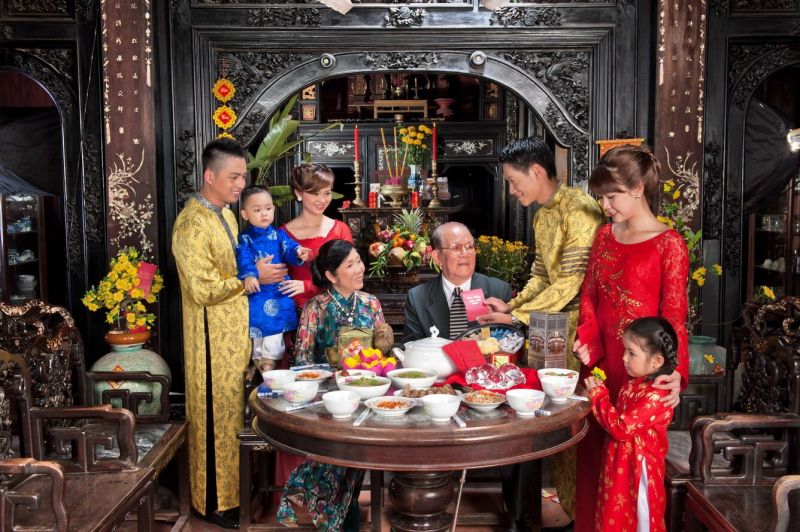 Ngày Tết mọi người đều vui vẻ, quây quần bên nhau