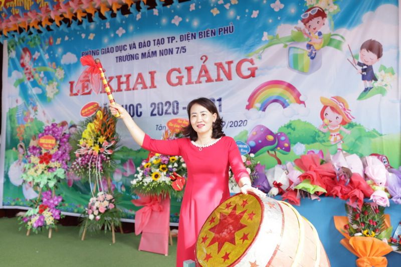 Cô Hiệu trưởng đánh trống khai giảng