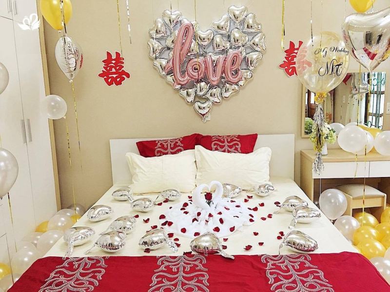 Trang trí phòng cưới với hoa tươi